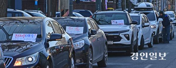 지난달 28일 오전 인천시 부평구 쉐보레 직영 인천서비스센터에서 차량 무상점검을 받으러 온 차주들이 정비사업소 폐쇄 방침에 항의하는 문구를 피켓에 적어 차량에 올려두고 있다. 2026.1.28 /조재현기자 jhc@kyeongin.com