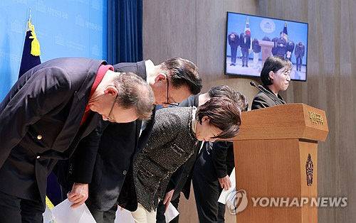 국민의힘 소장파 모임 '대안과 미래' 간사인 이성권 의원을 비롯한 소속 의원들이 19일 국회 소통관에서 윤석열 전 대통령이 내란 우두머리 혐의로 1심에서 무기징역을 선고받은 것과 관련해 불법 비상계엄 등에 대해 사과하며 고개를 숙이고 있다.