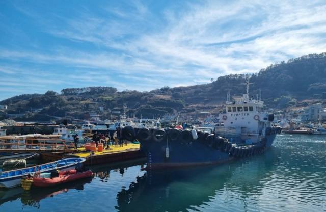 통영시는 최근 욕지도 가뭄 선제 대응을 위해 한국수자원공사와 함께 생활용수로 사용할 병물 2400개를 우선 배부하고 급수선도 운용하며 급수체계 전반을 점검했다. 통영시 제공