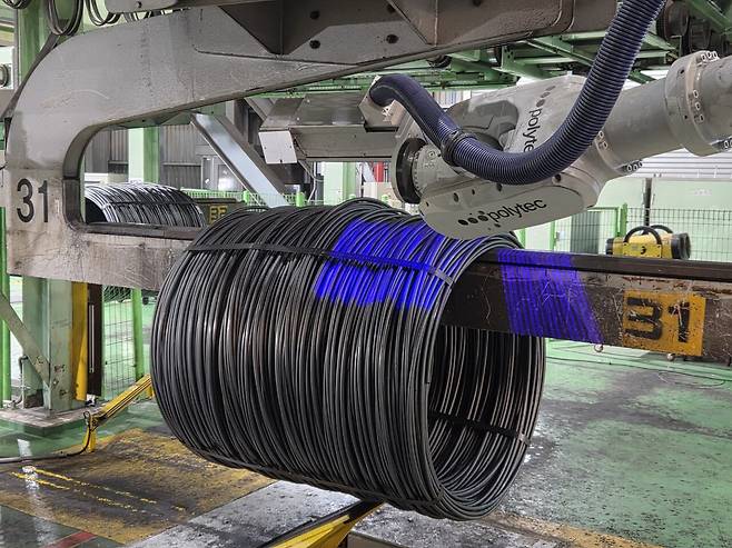 현대제철 선재 태깅 로봇이 제품에 태그를 부착하는 모습. [사진=현대제철]