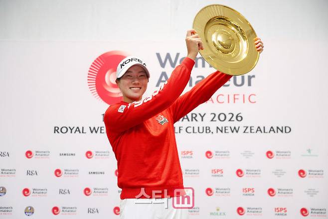 양윤서가 15일 뉴질랜드에서 열린 아시아-태평양 여자 아마추어 골프 챔피언십에서 우승한 뒤 환하게 웃으며 트로피를 들어 올리고 있다. (사진=WAAP)