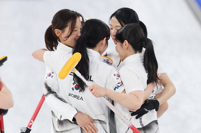19일(현지시간) 이탈리아 코르티나담페초 컬링 올림픽 스타디움에서 열린 2026 밀라노ㆍ코르티나담페초 동계올림픽 컬링 여자 라운드로빈 한국과 캐나다의 경기에서 7-10으로 패하며 준결승 진출에 실패한 한국 대표팀 선수들이 서로 위로하고 있다. 사진=연합뉴스