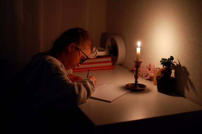 어두운 실내에서 가까운 화면을 오래 보는 환경이 근시 발생과 진행 위험을 높일 수 있다는 연구 결과가 나왔다. 사진=게티이미지뱅크