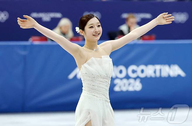 피겨 신지아가 19일(현지시간) 이탈리아 밀라노 아이스스케이팅 아레나에서 열린 2026 밀라노·코르티나담페초 동계올림픽 피겨 스케이팅 여자 싱글 프리 스케이팅에서 연기를 마친 뒤 관중석 응원 온 팬들을 향해 인사를 하고 있다. 신지아는 이날 싱글 프리 스케이팅에서 기술점수(TES) 75.05점, 예술점수(PCS) 65.97점으로 합계 141.02점을 기록했다. 2026.2.20 ⓒ 뉴스1 김진환 기자
