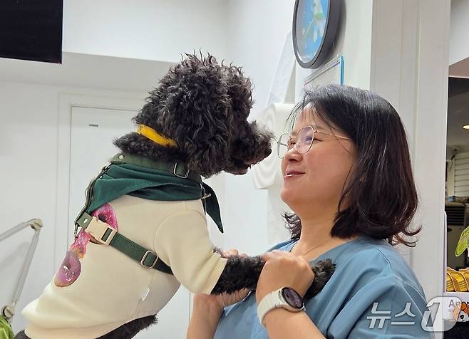 이봉희 하스펫탈동물병원 원장이 구조견과 교감하고 있다. ⓒ 뉴스1