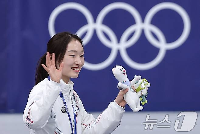 쇼트트랙 여자 3000m 계주 결승에서 금메달을 따낸 최민정이 18일(현지시간) 이탈리아 밀라노 아이스스케이팅 아레나에서 열린 2026 밀라노·코르티나담페초 동계올림픽 쇼트트랙 여자 3000m 계주 시상식을 마친 후 인사하고 있다. 2026.2.19 ⓒ 뉴스1 김성진 기자