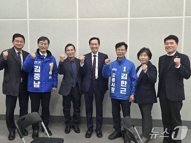 20일 우상호 전 청와대 정무수석의 강원 강릉 일정에 김중남(사진 왼쪽 두번째), 김한근(사진 오른쪽 세번째) 강릉시장 예비후보가 동행해 기념촬영을 하고 있다.(김한근 예비후보 캠프 제공) 2026.2.20/뉴스1