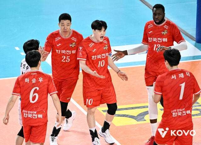 남자배구 한국전력이 삼성화재를 꺾고 3위 자리를 탈환했다.(KOVO 제공)