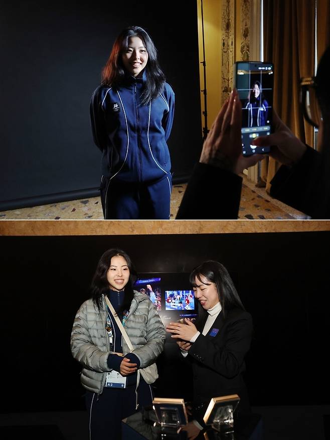 이나현이 18일(한국시간) ‘삼성 하우스’를 방문해 ‘갤럭시 Z 플립 7 올림픽 에디션’으로 기념 사진을 촬영하고 있다. 사진 | 삼성전자