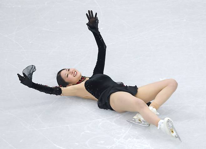 이해인이 19일(현지시간) 이탈리아 밀라노 아이스스케이팅 아레나에서 열린 2026 밀라노-코르티나담페초 동계올림픽 여자 싱글 프리 스케이팅 연기를 마친 뒤 기뻐하고 있다. 사진 | 연합뉴스