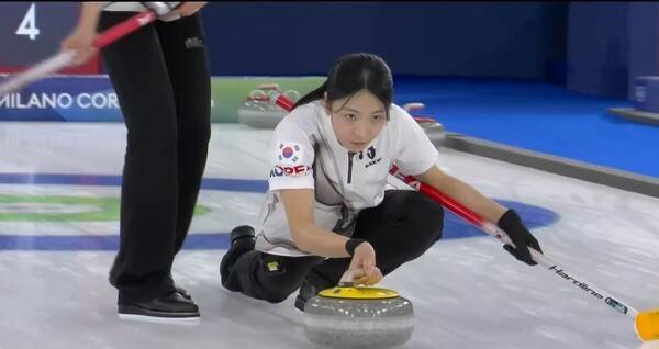 19일 오후 10시30분(한국시간) 이탈리아 코르티나담페초 컬링 올림픽 스타디움에서 열린 라운드로빈 최종 9차전에서 캐나다와 맞붙어 7엔드까지 준결승 티켓이 걸린 단판 승부에서 한국 여자 컬링 대표팀이 6엔드 대량 실점의 충격 속에서도 곧바로 반격에 나섰다. 7엔드에서 귀중한 1점을 만회하며 격차를 3점으로 줄이면서 승부는 다시 안갯속으로 빠져들었다. /사진=라이브방송 캡처