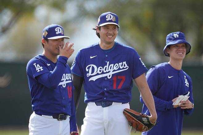 오타니 쇼헤이가 야마모토 요시노부와 수비 훈련을 하던 중 환하게 웃고 있다. AP연합뉴스