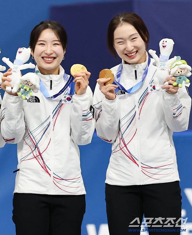 19일(한국시간) 이탈리아 밀라노 스피드스케이팅 아레나에서 열린 밀라노동계올림픽 쇼트트랙 여자 3000m 계주 결승전. 여자 계주 대표팀이 금메달을 차지했다. 시상대에서 금메달 들고 포즈 취하는 김길리, 최민정. 밀라노(이탈리아)=송정헌 기자songs@sportschosun.com/2026.02.19/