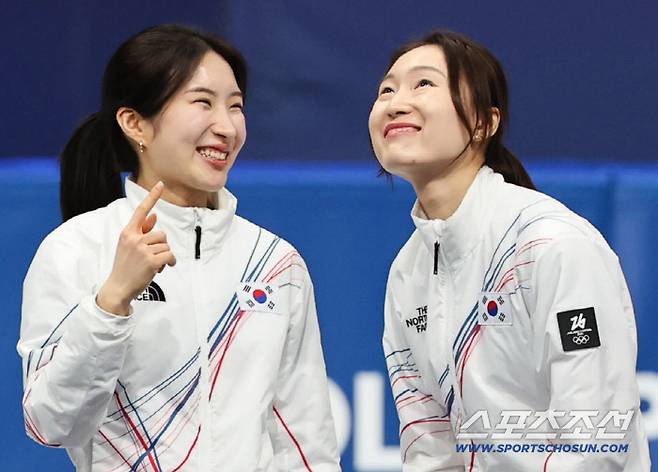 19일(한국시간) 이탈리아 밀라노 스피드스케이팅 아레나에서 열린 밀라노동계올림픽 쇼트트랙 여자 3000m 계주 결승전. 여자 계주 대표팀이 금메달을 차지했다. 시상대에서 기쁨을 나누고 있는 최민정, 김길리. 밀라노(이탈리아)=송정헌 기자songs@sportschosun.com/2026.02.19/