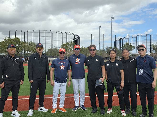 휴스턴 캠프에 방문한 SSG 코칭스태프. 사진=SSG 랜더스