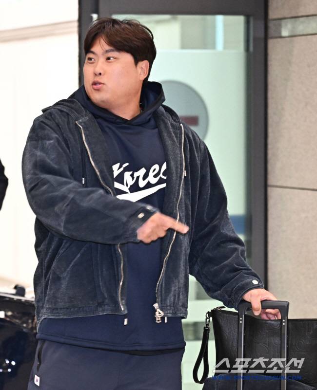 20일 오후 야구국가대표팀 선수들이 인천공항 제1터미널을 통해 귀국했다. 입국장을 나서고 있는 류현진. 인천공항=송정헌 기자songs@sportschosun.com/2026.01.20/
