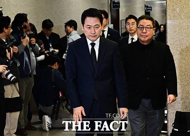 장동혁 국민의힘 대표가 20일 오전 서울 여의도 국회에서 윤석열 전 대통령 무기징역 선고에 대한 입장을 밝히기 위해 이동하고 있다. /국회=배정한 기자