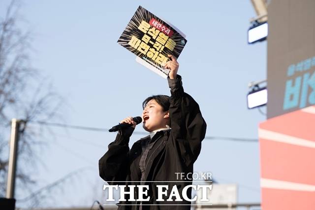 박민주(28) 씨는 12·3 당일을 '현실감이 없던 밤'으로 기억했다. 박 씨는 "계엄 소식을 듣고 이게 꿈이 아닌가 의심했다"며 "지난 1970~1980년 군부 독재 시절도 아니고 2024년에 이런 일이 벌어진다는 게 믿기지 않았다"고 했다. /비상행동
