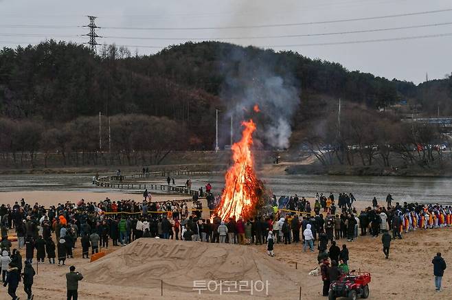 영주 무섬마을 정월대보름 달집태우기 /사진-영주시