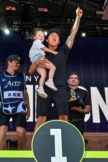 앤서니 김이 LIV 골프 애들레이드에서 16년 만에 우승 직후 시상대 위에서 딸 이사벨라를 안고 환호하고 있다. 애들레이드(호주)=AFP연합뉴스