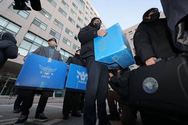 군경 합동조사 태스크포스(TF)가 지난 1월 피의자 오모씨가 다니던 서울의 한 대학교 공대 건물에서 압수품을 옮기고 있다. 연합뉴스