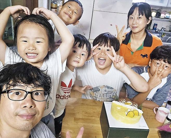 2024년 8월 18일 둘째 강이의 생일을 맞아 조수현·이동환씨 부부와 5남매가 식탁에 모여 사진을 찍었다./조수현씨 제공