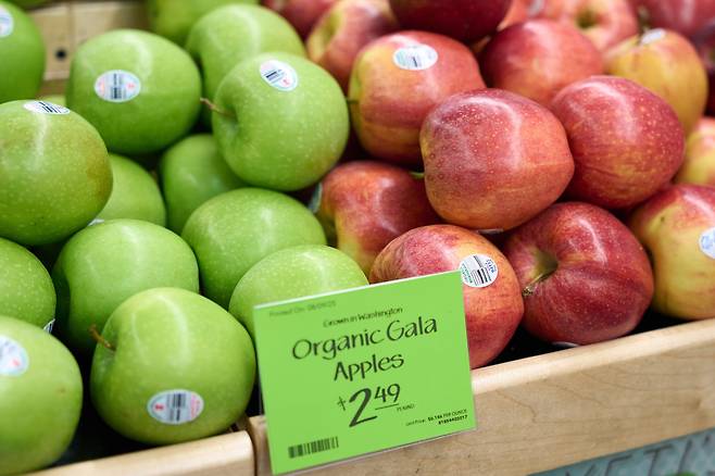 미국 캘리포니아주 로스앤젤레스의 한 식품 매장에 사과가 진열된 모습. /EPA 연합뉴스
