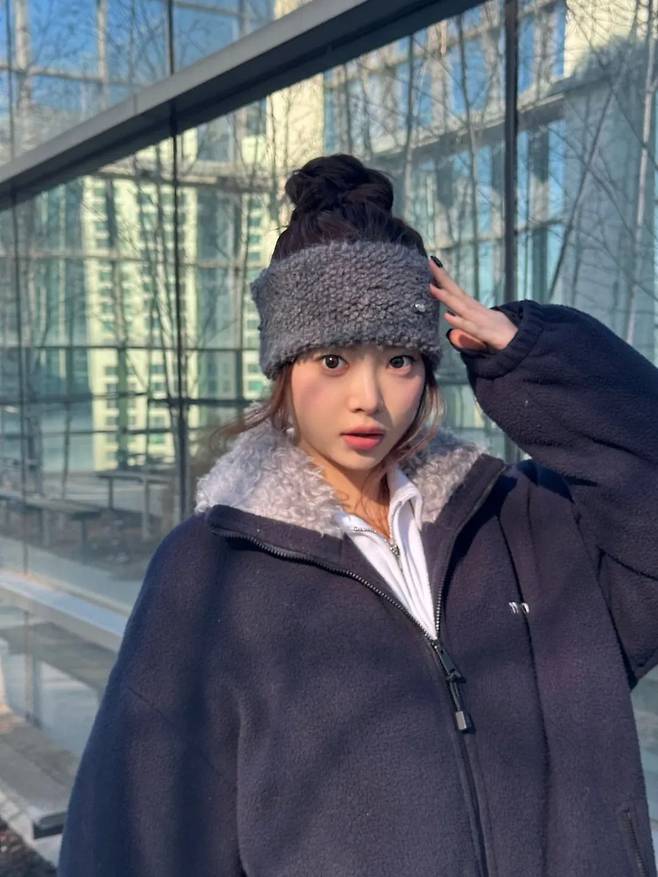 뽀글이 헤어 터번으로 귀여운 매력을 보여준 홍은채. 인스타그램 @hhh.e_c.v