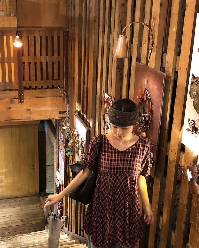 헤어 터번으로 모리걸 스타일을 완성한 최윤지. 인스타그램 @yoonjiiii