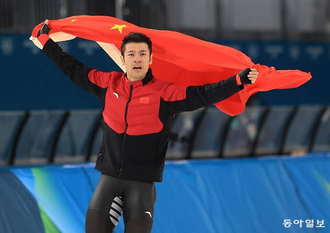 중국 닝중옌이 20일 이탈리아 밀라노 스피드스케이팅스타디움에서 열린 스피드스케이팅 남자 1500m에서 올림픽 기록으로 우승한 뒤 국기를 흔들며 기뻐하고 있다. 밀라노= 전영한 기자 scoopjyh@donga.com