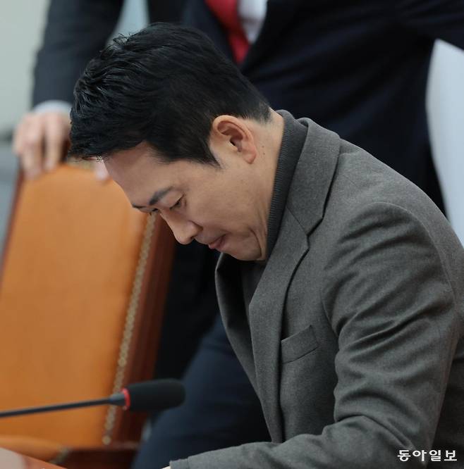 국민의힘 장동혁 대표가 19일 서울 여의도 국회에서 열린 최고위원회의에 참석해 자리에 앉고 있다. 박형기 기자 oneshot@donga.com