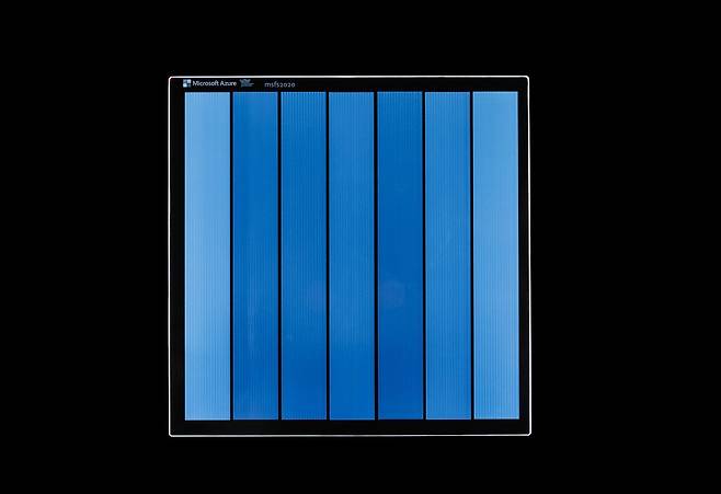 레이저로 정보를 각인한 유리 저장장치. 마이크로소프트의 비행 시뮬레이션 프로그램에 들어간 지도 데이터가 저장됐다. 마이크로소프트 리서치 제공