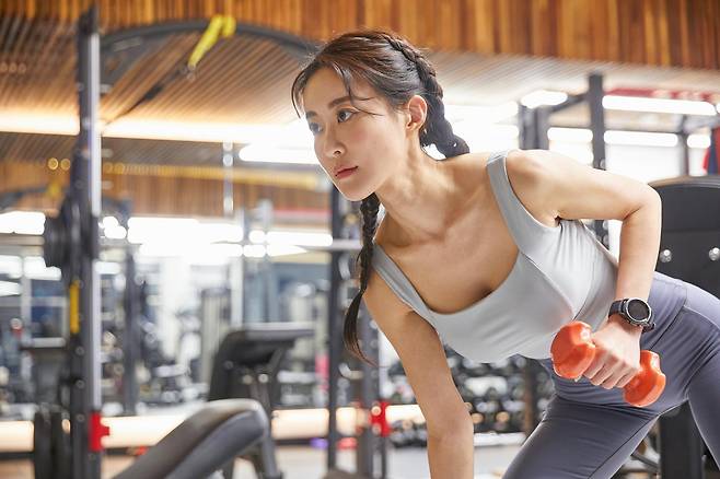 비만 치료 이후 체중 유지를 위해 근력 운동을 병행하는 모습. 체중 감량 후 근육량 유지가 요요 방지의 핵심 요인으로 꼽힌다. ⓒ게티이미지뱅크