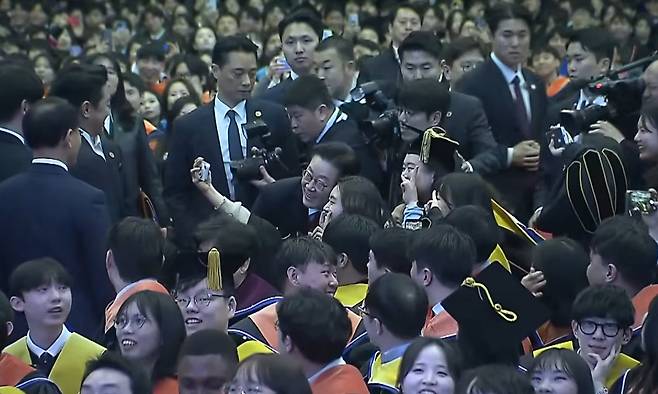 카이스트(KAIST) 학위수여식 축사를 마치고 졸업생들과 셀카를 촬영하는 이재명 대통령. KTV 유튜브 갈무리