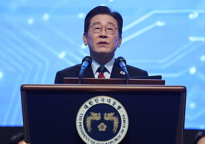 이재명 대통령이 20일 대전 유성구 한국과학기술원(KAIST)에서 열린 2025학년도 전기 학위수여식에서 축사하고 있다. 뉴스1