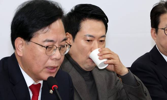 장동혁 국민의힘 대표가 19일 여의도 국회에서 열린 최고위원회의에서 물을 마시고 있다. 사진=박범준 기자