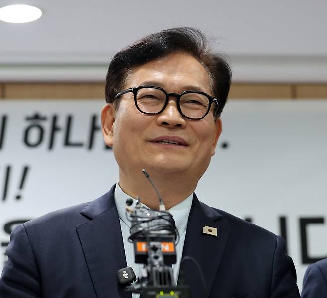 송영길 전 더불어민주당 대표가 지난 20일 인천 남동구 더불어민주당 인천시당을 찾아 복당 신청서를 제출 후 소감을 이야기하고 있다. 뉴시스