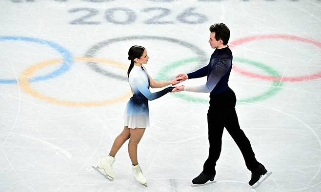 2026 밀라노·코르티나담페초겨울올림픽에서 피겨스케이팅 페어 4위를 기록한 마리아 파블로바와 알렉세이 스비아첸코. 두 선수는 러시아 출신이지만 이번 대회 헝가리 대표로 출전했다. 밀라노/AFP 연합뉴스