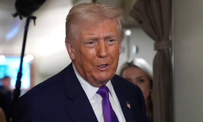 19일(현지시각) 도널드 트럼프 미국 대통령이 미국 메릴랜드주 앤드루스 합동기지에서 내리기 전 대통령 전용기 에어포스원 기내에서 기자들과 대화하고 있다. AP 연합뉴스