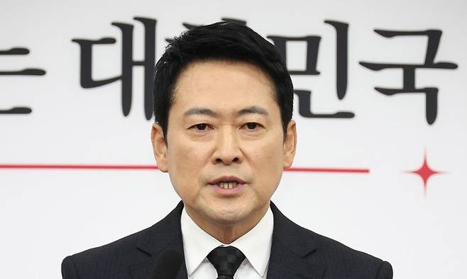 장동혁 국민의힘 대표가 20일 국회에서 입장발표 기자회견을 하고 있다. 윤운식 선임기자 yws@hani.co.kr