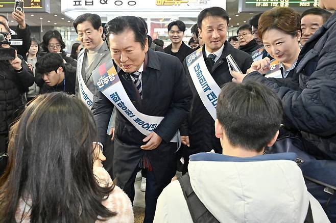 정청래 더불어민주당 대표가 지난 13일 서울 용산역에서 설 연휴를 앞두고 고향을 찾아 떠나는 귀성객과 인사를 하고 있다. 공동취재사진
