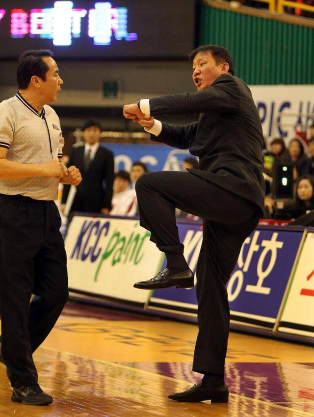 2012년 당시 KCC 감독이던 허재가 심판에 항의하고 있다. 연합뉴스