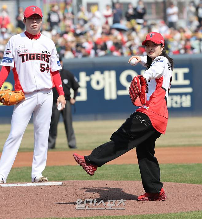 23일 오후 광주 기아챔피언스필드에서 열린 2025 프로야구 NC 다이노스와 KIA 타이거즈 경기. 쇼트트랙 김길리가 시구하고있다. 광주=정시종 기자 capa@edaily.co.kr /2025.03.23.