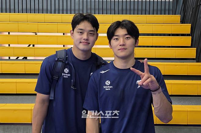 동갑내기 친구인 김도영(오른쪽)과 문동주. 사진 사이판=윤승재 일간스포츠 기자