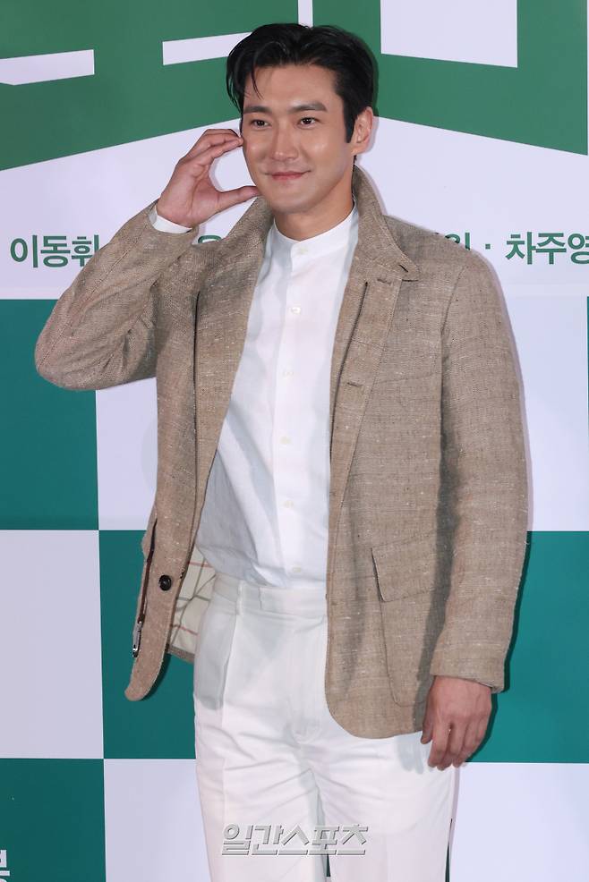 배우 최시원이 25일 오후 서울 용산구 CGV용산아이파크몰에서 열린 영화 '로비' 언론배급시사회 및 기자간담회에 참석해 포즈를 취하고 있다. '로비'는 연구밖에 모르던 스타트업 대표 창욱(하정우)이 4조원의 국책사업을 따내기 위해 인생 첫 로비 골프를 시작하는 이야기다. 오는 4월 2일 개봉. 서병수 기자 qudtn@edaily.co.kr /2025.03.25/