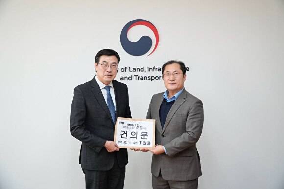 최원용 예비후보가 20일 국토교통부를 방문해 평택의 핵심 현안 해결을 위한 정책을 건의문을 전달하고 있다. [사진=최원용 예비후보 캠프]