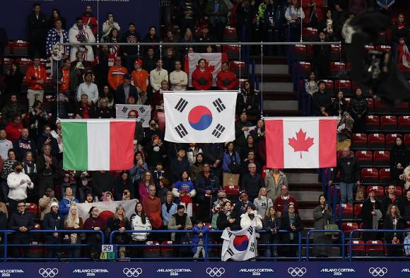 18일(현지시간) 이탈리아 밀라노 아이스스케이팅 아레나에서 열린 2026 밀라노-코르티나담페초 동계올림픽 쇼트트랙 여자 3000m 계주에서 대표팀이 금메달을 따낸 가운데 시상식에서 태극기가 올라가 있다. 2026.2.19 [사진=연합뉴스]