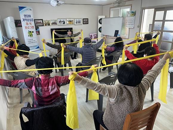 전남 영암군에서 진행되는 엉덩이 기억상실증 회복 프로그램에서 어르신들이 탄력밴드를 이용해 스트레칭을 하고 있다. [사진=영암군]