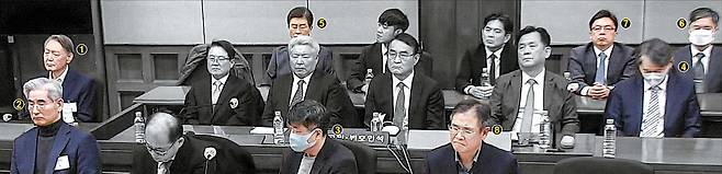 ① 윤석열 ② 김용현 ③ 노상원 ④ 조지호 ⑤ 김봉식 ⑥ 목현태 ⑦ 윤승영 ⑧ 김용군. 윤석열 전 대통령과 김용현 전 국방부 장관 등이 19일 오후 서울중앙지법 내란 혐의 사건 1심 선고공판에 출석해 선고문을 듣고 있다. 계엄 선포 443일 만인 이날 재판부는 윤 전 대통령에게 무기징역을 선고했다. [사진 서울중앙지법 영상 캡처]