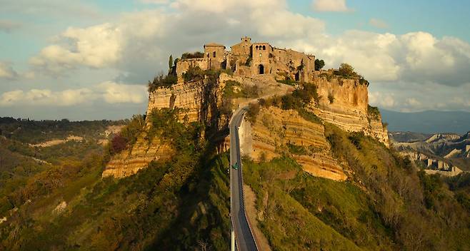 이탈리아의 중세 도시 ‘치비타 디 반뇨레조’. 바위산 위에 마을이 얹힌 듯한 풍경으로 유명하다. [사진 넷플릭스]